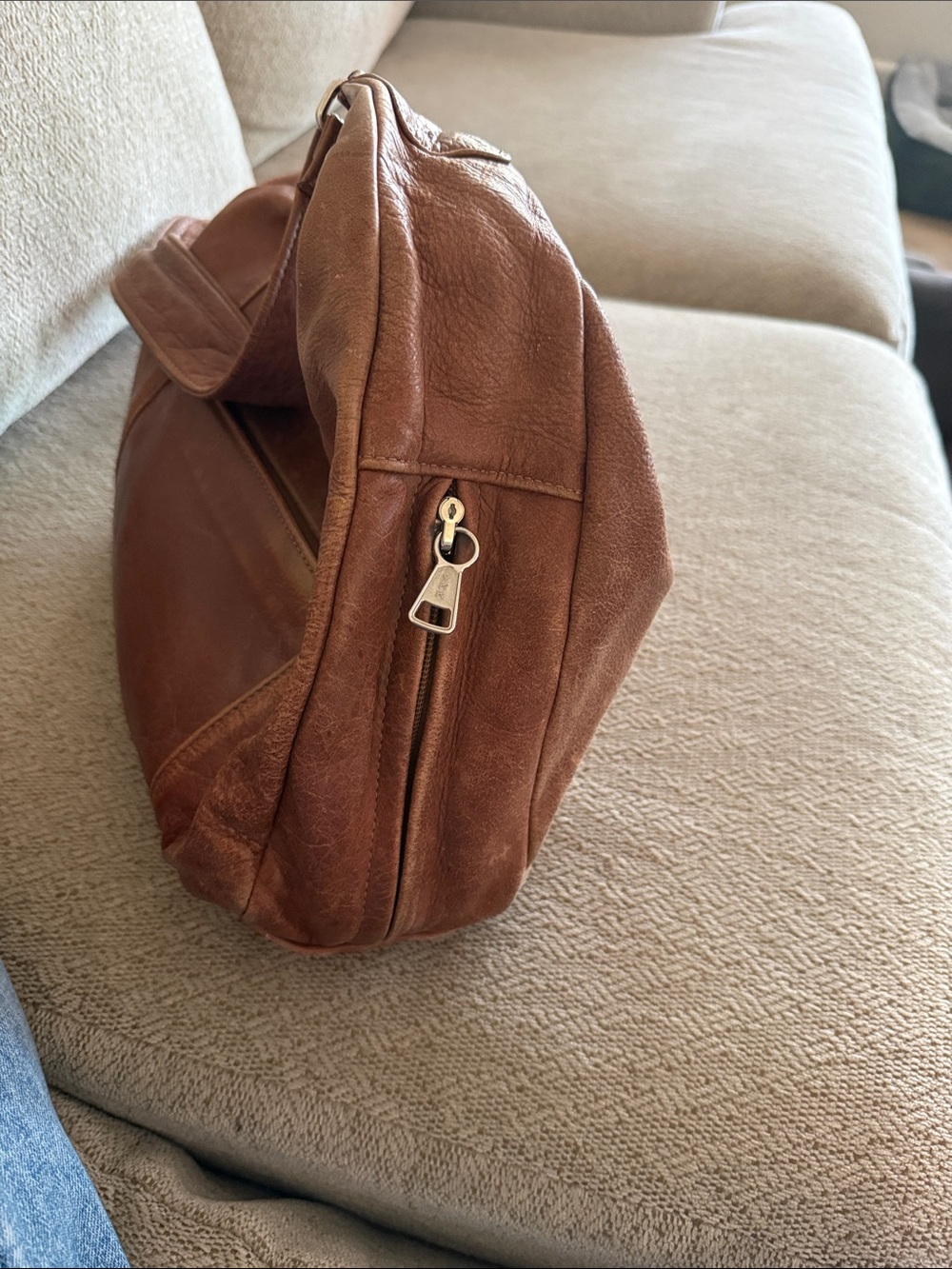 Everyday Leather Hobo Shoulder Bag in Brown - Picture 4 of 5